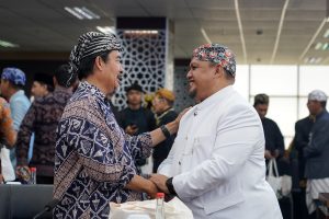 Ketua DPRD Kota Bogor Atang Trisnanto beramah tamah usai sidang paripurna HJB 2024.