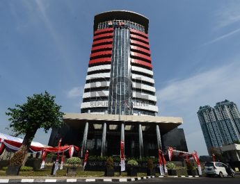 kpk memeriksa 2 orang pejabat korupsi bansos