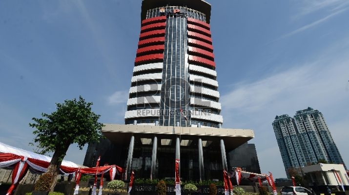 kpk memeriksa 2 orang pejabat korupsi bansos