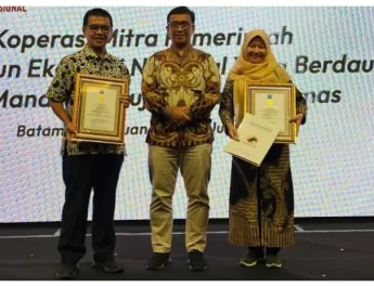 Ade Sarip Hidayat dan Gunarti Sukriyatun Sabet Penghargaan Tokoh Penggerak Koperasi