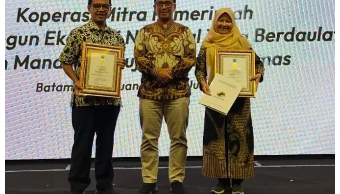 Ade Sarip Hidayat dan Gunarti Sukriyatun Sabet Penghargaan Tokoh Penggerak Koperasi