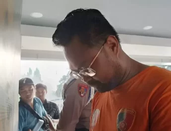 Modus operandi yang dilakukan oleh yang bersangkutan adalah dengan cara menunjukkan foto di mana ada surat panggilan terhadap para saksi yang menimbulkan ketakutan dari para saksi yang menjadi korban