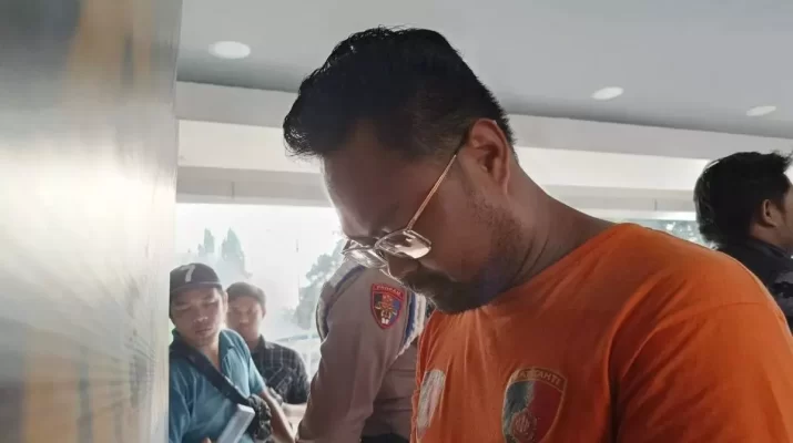 Modus operandi yang dilakukan oleh yang bersangkutan adalah dengan cara menunjukkan foto di mana ada surat panggilan terhadap para saksi yang menimbulkan ketakutan dari para saksi yang menjadi korban