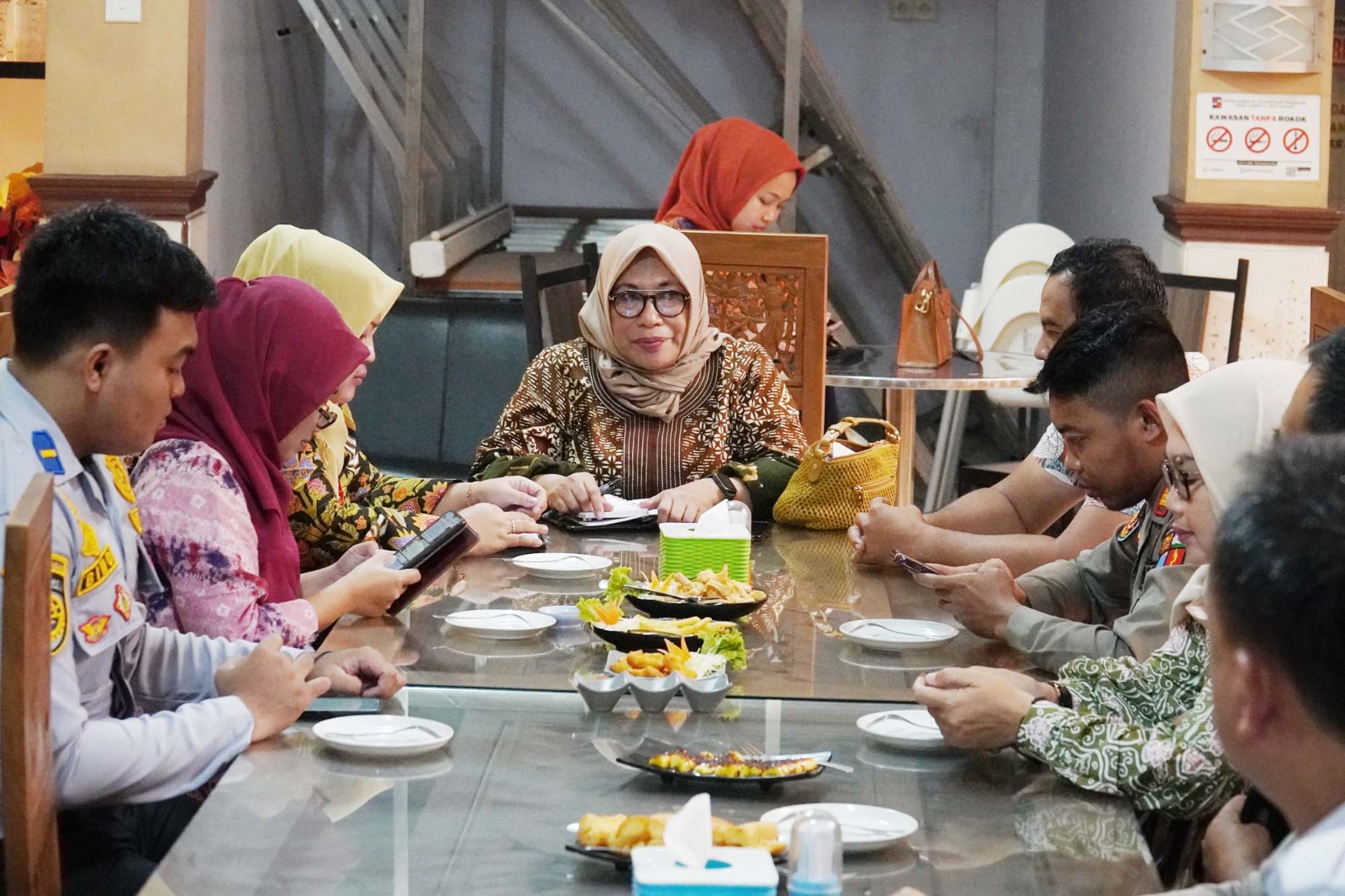 Para pengunjung masih membuang sampah sembarangan dan tidak menjaga fasilitas yang ada, termasuk banyak tanaman yang rusak dan mati