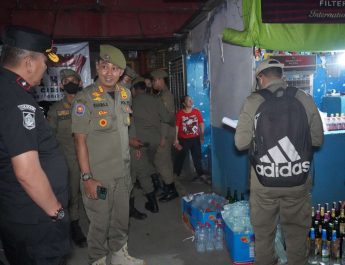 Anggota Satpol PP melakukan penertiban peredaran minuman keras di empat lokasi