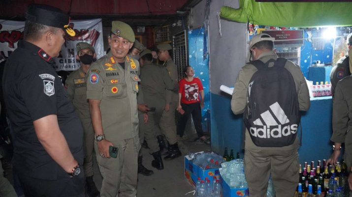 Anggota Satpol PP melakukan penertiban peredaran minuman keras di empat lokasi