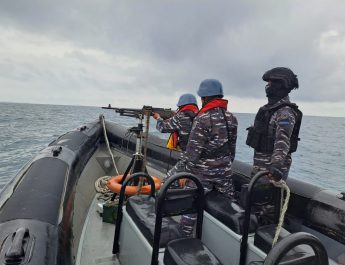 100 prajurit TNI AL latihan penyelamatan kapal situasi darurat
