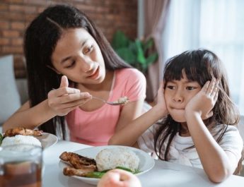 Selain mencetak sayuran dengan bentuk unik, Raniah juga mengkreasikan nasi yang dihidangkan dengan berbagai varian bentuk dan hiasan.