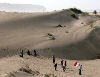 Gumuk Pasir Parangtritis merupakan salah satu Geopark Jogja yang ada di Bantul