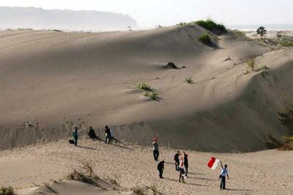 Gumuk Pasir Parangtritis merupakan salah satu Geopark Jogja yang ada di Bantul