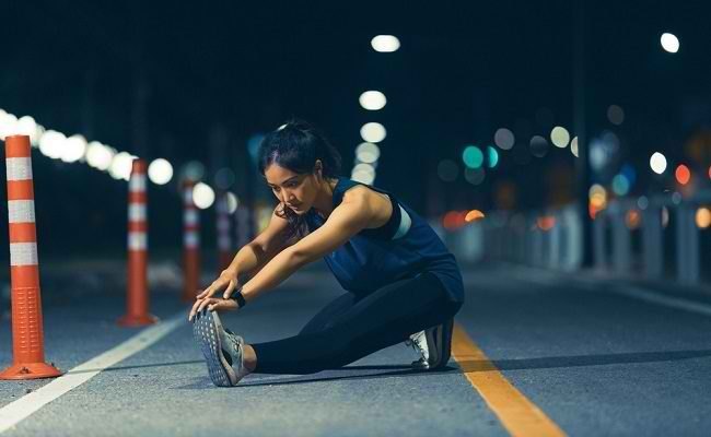 Kuncinya adalah melakukan istirahat aktivitas ini, sebagai cara untuk menghentikan waktu yang mungkin Anda habiskan untuk duduk di malam hari sebelum tidur