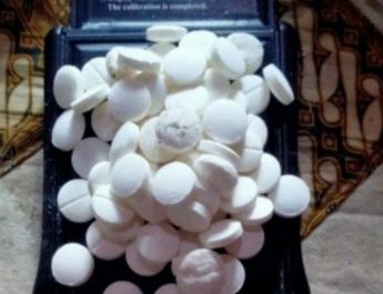Pil putih tak bermerek yang sedang diteliti dan ditelusuri oleh Badan Narkotika Nasional (BNN) dan kepolisian itu diduga mengandung ekstrak buah kecubung.