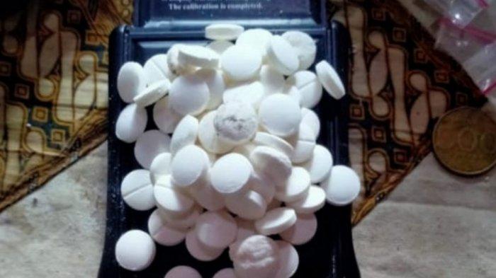 Pil putih tak bermerek yang sedang diteliti dan ditelusuri oleh Badan Narkotika Nasional (BNN) dan kepolisian itu diduga mengandung ekstrak buah kecubung.