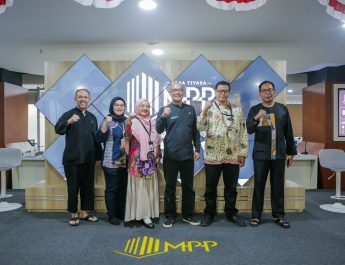 dengan melakukan kunjungan lapangan ke kantor perangkat daerah yang dipilih secara langsung tanpa direncanakan dan diberitahu sebelumnya