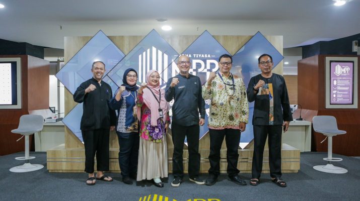 dengan melakukan kunjungan lapangan ke kantor perangkat daerah yang dipilih secara langsung tanpa direncanakan dan diberitahu sebelumnya