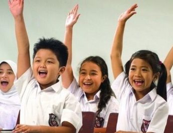 Diding Wahyudin meminta siswa jangan mudah terbujuk iming-iming dari orang tak dikenal sebagai buntut kasus dua anak SMK Ma'arif di Grogol Petamburan yang kehilangan ponsel karena modus penipuan