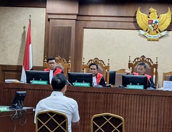 Tak hanya itu, Harvey juga didakwa menerima biaya pengamanan dari empat perusahaan smelter melalui Helena Lim selaku pemilik PT Quantum Skyline Exchange