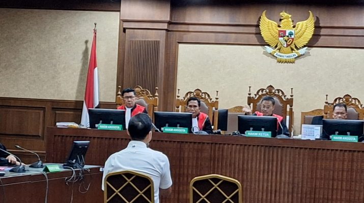 Tak hanya itu, Harvey juga didakwa menerima biaya pengamanan dari empat perusahaan smelter melalui Helena Lim selaku pemilik PT Quantum Skyline Exchange