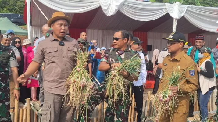 Sementara itu Wakil Wali Kota Depok Imam Budi Hartono mengatakan, mendukung pemanfaatan lahan tidur dengan menanam bawang dan juga cabai untuk membantu ketahanan pangan