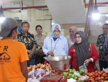 Dan jangan khawatir, ini tadi saya bicara dengan para pengunjung pasar yang belanja, disini (Pasar Jambu Dua) nyaman. Karena pasarnya juga bersih, penataannya rapi