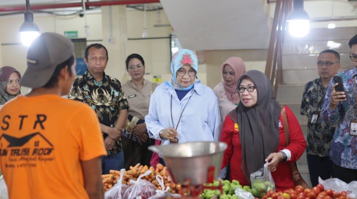 Dan jangan khawatir, ini tadi saya bicara dengan para pengunjung pasar yang belanja, disini (Pasar Jambu Dua) nyaman. Karena pasarnya juga bersih, penataannya rapi