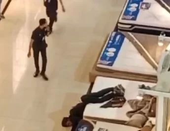 Selesai shalat, korban berjalan-jalan berkeliling di dalam mal, lalu tiba-tiba korban meloncat dari lantai tiga foodcourt