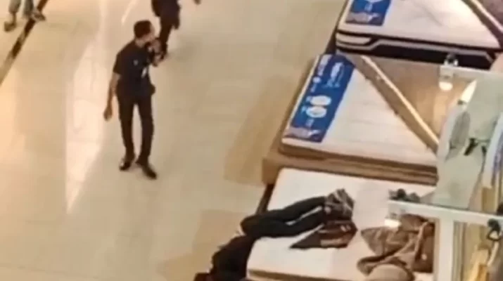 Selesai shalat, korban berjalan-jalan berkeliling di dalam mal, lalu tiba-tiba korban meloncat dari lantai tiga foodcourt