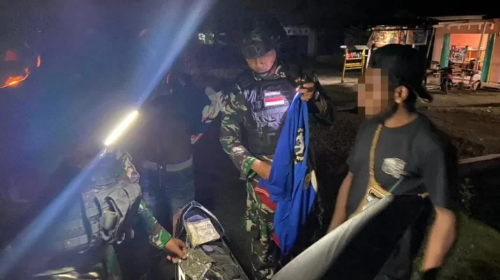 Setelah personel melakukan pemeriksaan terhadap pengendara roda dua yakni MK dan KW yang bekerja pada PT Tandan Sawita Papua menemukan satu paket ganja kering yang tersimpan di tas Noken di dalam jok motor