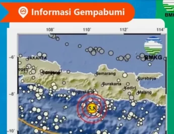Bahkan, para tetangga kampungnya sampai membunyikan kentongan tanda bahaya.