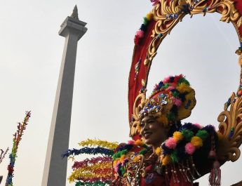 Namun, setelah rombongan melintas, mereka langsung membubarkan diri sehingga jalan-jalan di kawasan tersebut kembali dibuka oleh petugas.