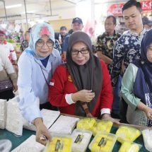 Intensnya pembeli yang berdatangan, pengelolaan kebersihan pun menjadi prioritas yang harus dilakukan secara profesional, agar pedagang dan pembeli tetap merasa nyaman