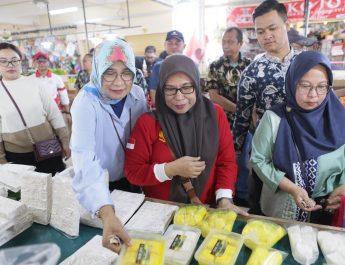 Intensnya pembeli yang berdatangan, pengelolaan kebersihan pun menjadi prioritas yang harus dilakukan secara profesional, agar pedagang dan pembeli tetap merasa nyaman