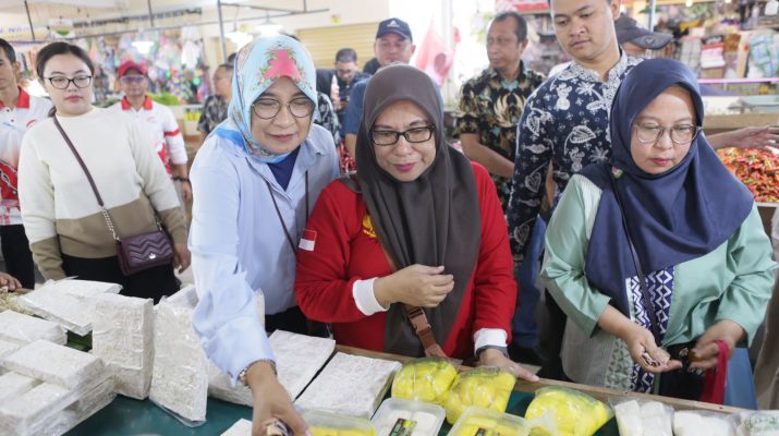 Intensnya pembeli yang berdatangan, pengelolaan kebersihan pun menjadi prioritas yang harus dilakukan secara profesional, agar pedagang dan pembeli tetap merasa nyaman