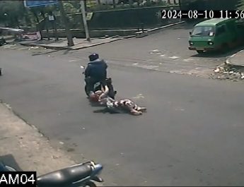 Mengetahui dompet dan telepon selulernya dipegang pelaku, Wulan langsung memegang belakang motor penjambret itu dengan maksud agar tidak bisa pergi