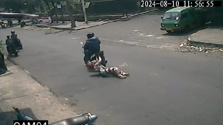 Mengetahui dompet dan telepon selulernya dipegang pelaku, Wulan langsung memegang belakang motor penjambret itu dengan maksud agar tidak bisa pergi