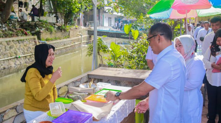 Warung kerekan ini memiliki 19 menu makanan dan minuman dengan harga Rp.5000 hingga Rp.18000.