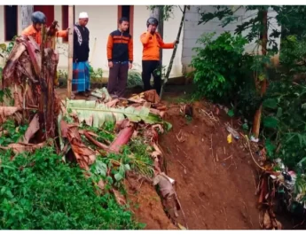 Dikarenakan hujan deras dan angin kencang, menyebabkan pohon tumbang menimpa rumah dan longsor serta asbes rumah warga terbang
