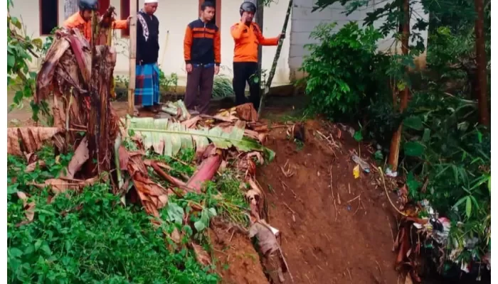 Dikarenakan hujan deras dan angin kencang, menyebabkan pohon tumbang menimpa rumah dan longsor serta asbes rumah warga terbang