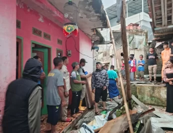 Sebanyak 13 rumah porak-poranda imbas angin puting beliung di Bogor tersebut