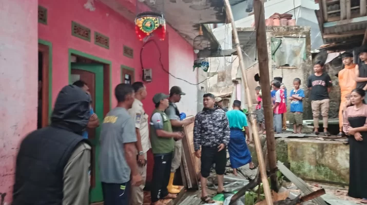 Sebanyak 13 rumah porak-poranda imbas angin puting beliung di Bogor tersebut