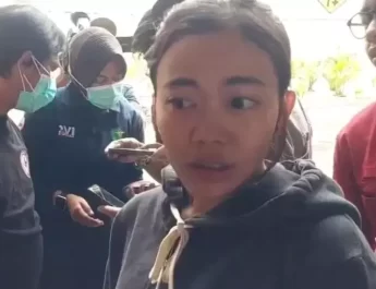 Dwi mengaku sebagai keluarga korban lantaran salah satu mayat memakai pakaian yang persis digunakan MR terakhir kalinya
