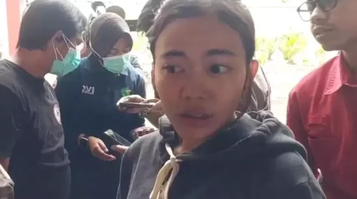 Dwi mengaku sebagai keluarga korban lantaran salah satu mayat memakai pakaian yang persis digunakan MR terakhir kalinya