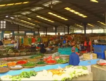 Harga beberapa komoditas pangan, seperti bawang putih bonggol, bawang merah, dan cabai merah keriting terpantau naik pada Senin pagi