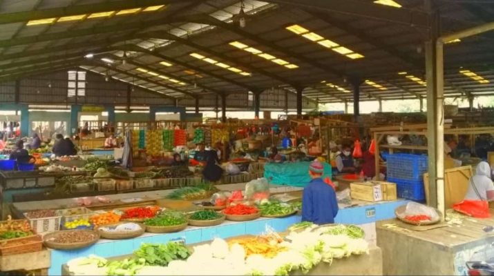 Harga beberapa komoditas pangan, seperti bawang putih bonggol, bawang merah, dan cabai merah keriting terpantau naik pada Senin pagi