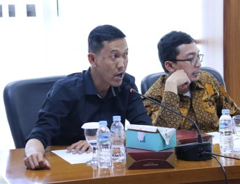 Dalam rapat tersebut beberapa anggota juga ikut menanyakan kesiapan penyelenggaraan pemungutan suara salah satunya Asep Nadzarullah