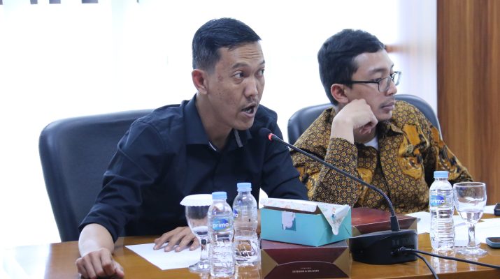 Dalam rapat tersebut beberapa anggota juga ikut menanyakan kesiapan penyelenggaraan pemungutan suara salah satunya Asep Nadzarullah