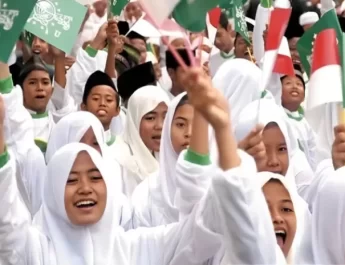 Tema ini juga menekankan betapa pentingnya santri dalam membangun masa depan negara. Kita semua diminta untuk selalu mennyanyikan mars Hari Santri setiap kali ada peringatan Hari Santri.