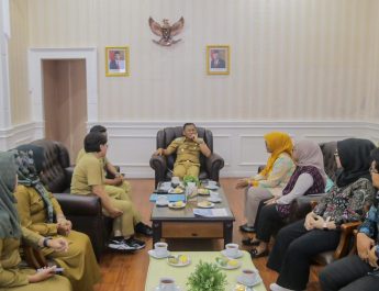 Saya mempertahankan dan mengawal langsung, terkadang sampai ke pengemasan dan lain sebagainya saya turun tangan juga karena ini bagian dari pelayanan informasi dan tata pemerintahan,