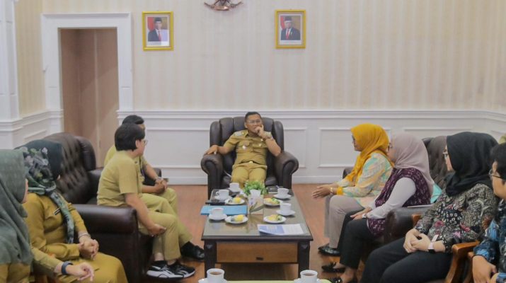 Saya mempertahankan dan mengawal langsung, terkadang sampai ke pengemasan dan lain sebagainya saya turun tangan juga karena ini bagian dari pelayanan informasi dan tata pemerintahan,