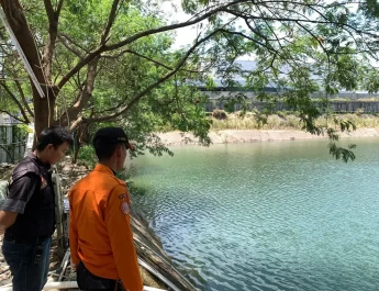 Korban akan mengambil umbul-umbul yang menyangkut, kemudian korban terperosok dan masuk kedalam air